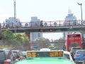 Notare il semaforo con i secondi e la passerella rialzata per i pedoni che fa tutto il giro